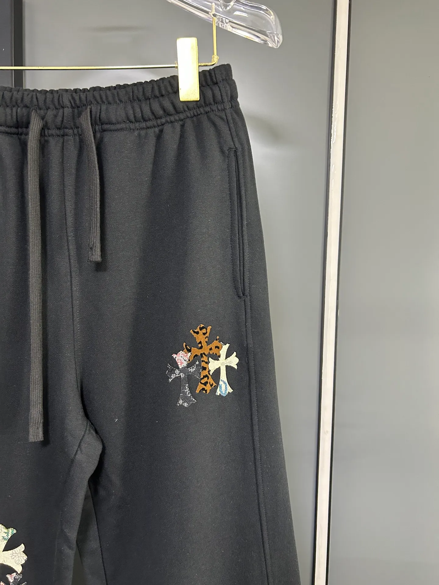 P220 Chrome Hearts 25 new colorful cross-mark loose straight trousers 2025 autumn and winter new embroidered elastic band casual trousers, customized fabrics at the counter. Made of 400g high-version terry fabric, with high breathability and comfort, impeccable details, no pilling and no deformation, brand element design concept, reflecting high quality. It feels delicate and soft! It presents casual tailoring, the same style for men and women, and the upper body shape is awesome! Size: S M L XL Color: Black